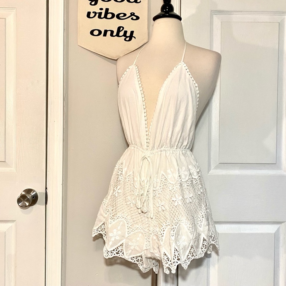 NWT Showpo White Lace Overlay Romper XS